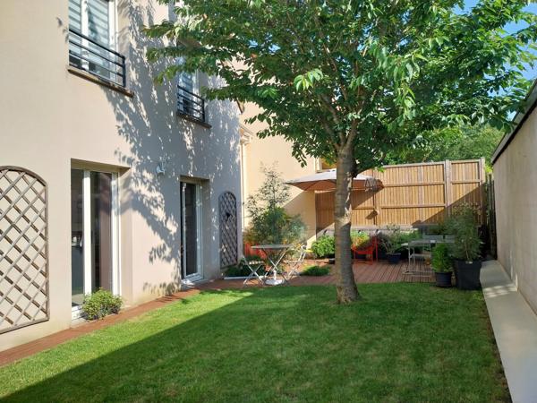 Dans clos haut de gamme : Maison de ville cosy proche bords de l'Eure