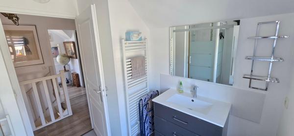 Dans clos haut de gamme : Maison de ville cosy proche bords de l'Eure