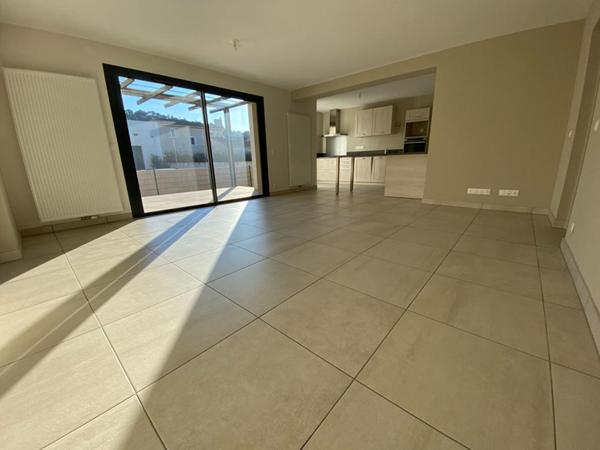 BARBENTANE, APPARTEMENT T4 99m², 2 EXTERIEURS, 2 PARKINGS