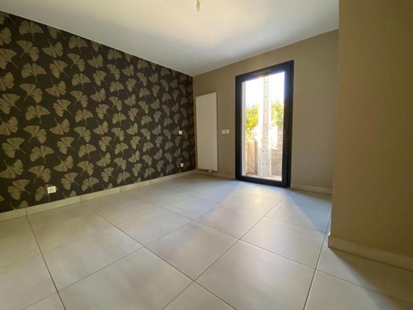 BARBENTANE, APPARTEMENT T4 99m², 2 EXTERIEURS, 2 PARKINGS