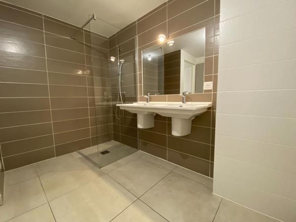 BARBENTANE, APPARTEMENT T4 99m², 2 EXTERIEURS, 2 PARKINGS