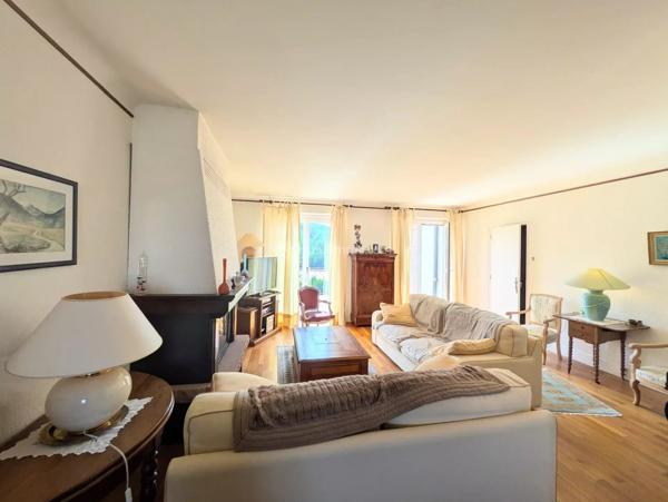 Vente                                                      Maison
                        
                     7 pièces                      209 m2                     à Châtenois