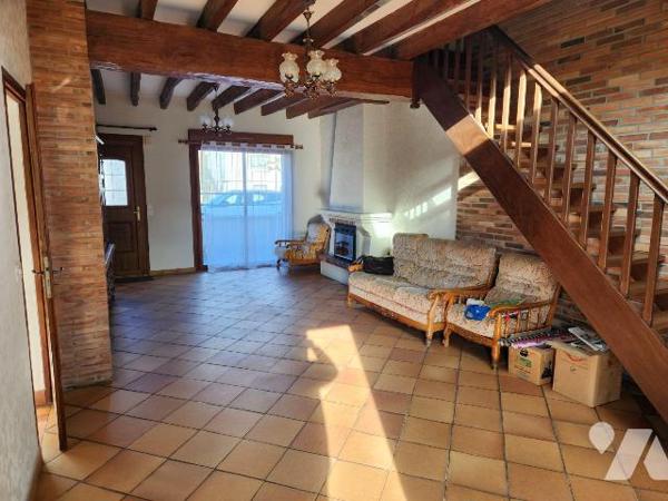 Maison de ville avec chambre au RDC :

-RDC : Séjour avec cheminée-insert, cuisine aménagée, ...
