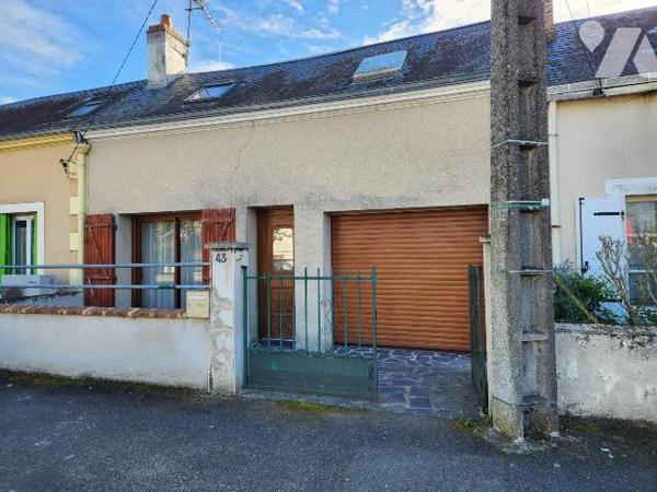 Maison de ville avec chambre au RDC :

-RDC : Séjour avec cheminée-insert, cuisine aménagée, ...
