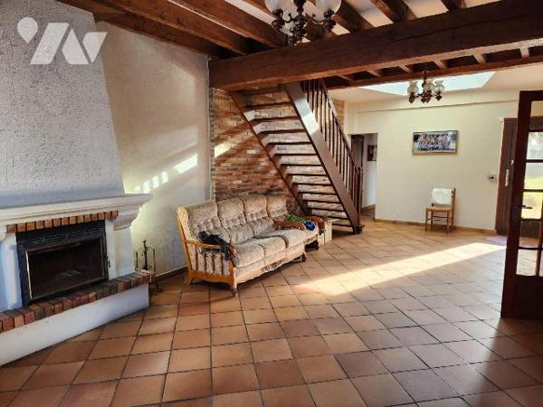 Maison de ville avec chambre au RDC :

-RDC : Séjour avec cheminée-insert, cuisine aménagée, ...