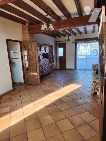Maison de ville avec chambre au RDC :

-RDC : Séjour avec cheminée-insert, cuisine aménagée, ...