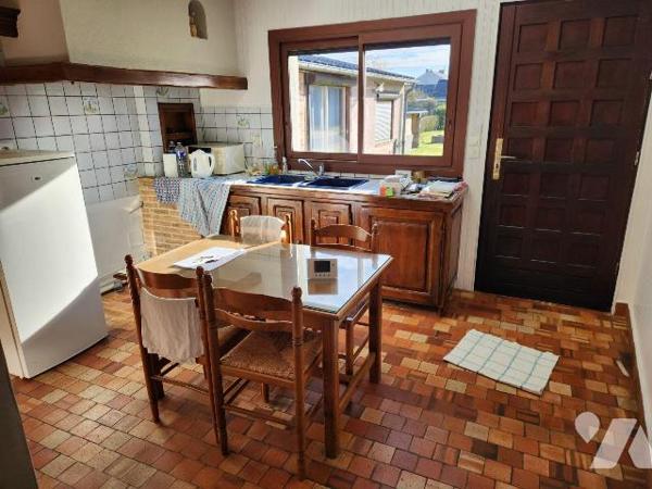 Maison de ville avec chambre au RDC :

-RDC : Séjour avec cheminée-insert, cuisine aménagée, ...