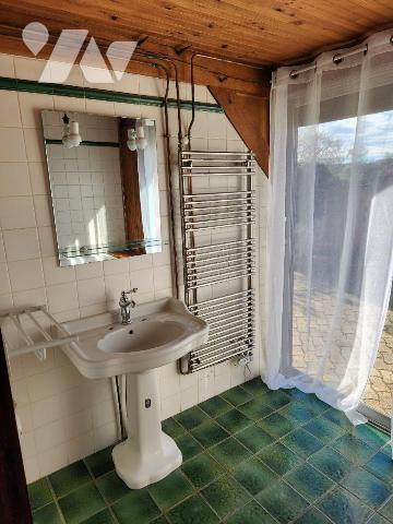 Maison de ville avec chambre au RDC :

-RDC : Séjour avec cheminée-insert, cuisine aménagée, ...