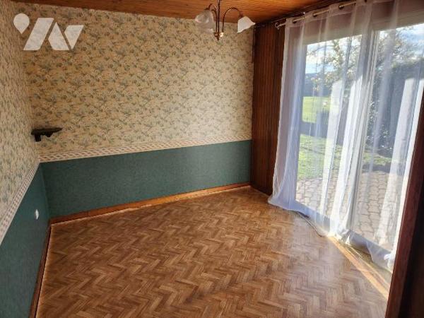 Maison de ville avec chambre au RDC :

-RDC : Séjour avec cheminée-insert, cuisine aménagée, ...