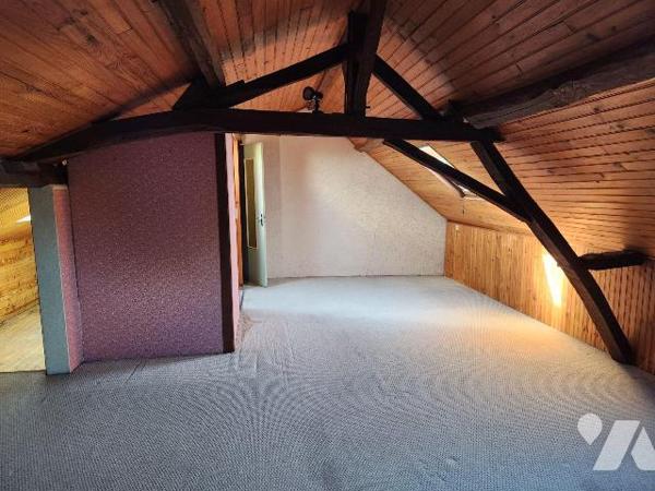Maison de ville avec chambre au RDC :

-RDC : Séjour avec cheminée-insert, cuisine aménagée, ...