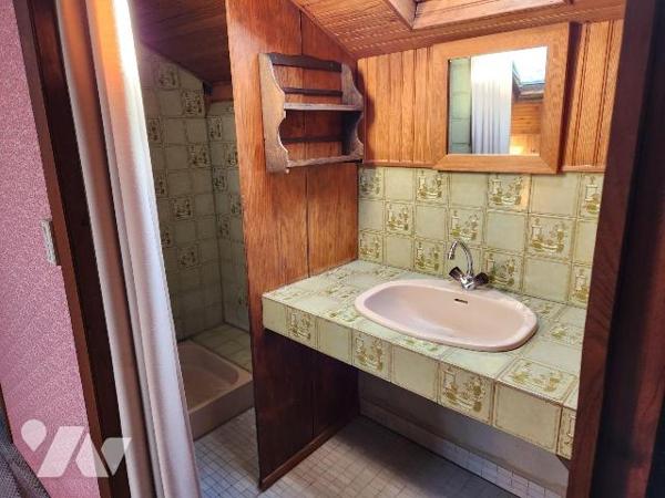 Maison de ville avec chambre au RDC :

-RDC : Séjour avec cheminée-insert, cuisine aménagée, ...