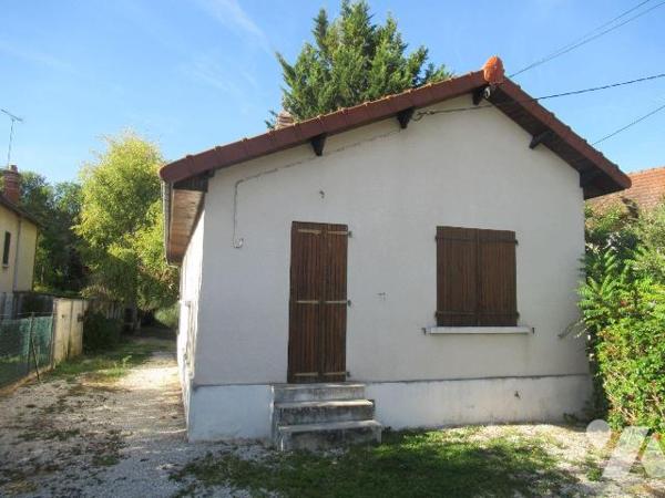 A vendre à pont sainte marie idéalement charmante maison de type3 comprenant entrée sur cuisine...