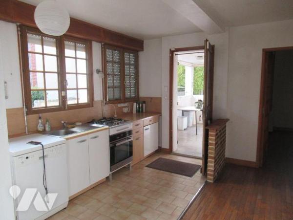 A vendre à pont sainte marie idéalement charmante maison de type3 comprenant entrée sur cuisine...