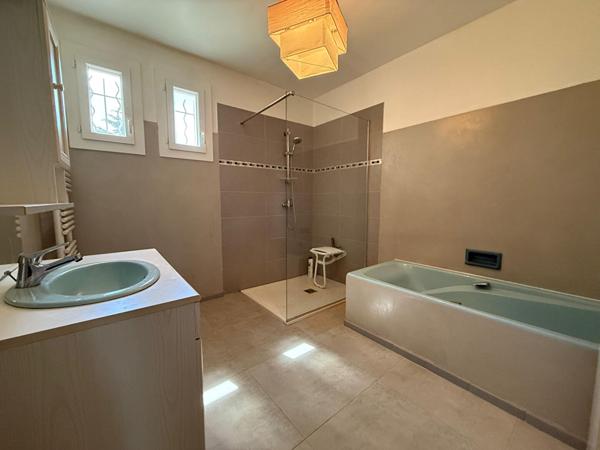 Maison à fort potentiel de 200m²  à Châteauneuf De Gadagne