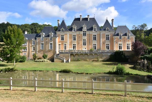Magnifique château à vendre aux portes de Poitiers.