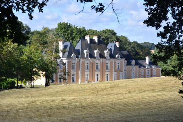 Magnifique château à vendre aux portes de Poitiers.