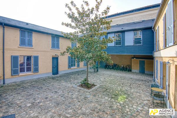 Versailles Mairie Appartement "esprit maison" de 4 pièces 100 m² au sol avec box €680 000 ** - Référence 27261
