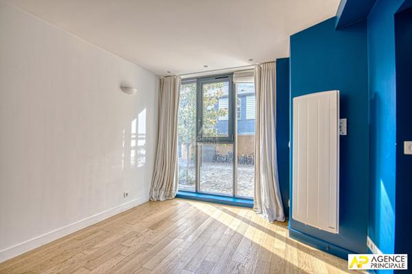 Versailles Mairie Appartement "esprit maison" de 4 pièces 100 m² au sol avec box €680 000 ** - Référence 27261
