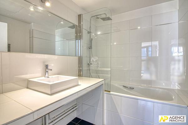 Versailles Mairie Appartement "esprit maison" de 4 pièces 100 m² au sol avec box €680 000 ** - Référence 27261