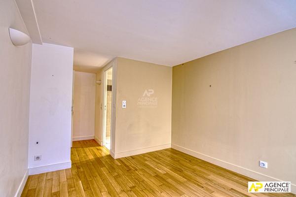 Versailles Mairie Appartement "esprit maison" de 4 pièces 100 m² au sol avec box €680 000 ** - Référence 27261