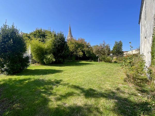 Terrain constructible de 1078 m² à vendre au cœur de Bourgneuf