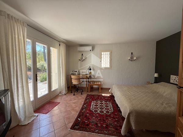 A VENDRE 83470 SAINT MAXIMIN MAISON T5 DE 150M² SUR 5000M² DE TERRAIN DONT 2500M² CONSTRUCTIBLE 2 DEPENDANCES GARAGE PISCINE
