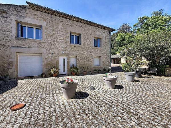 ETOILE Centre historique. Appartement 143 m² dans bâtisse en pierres