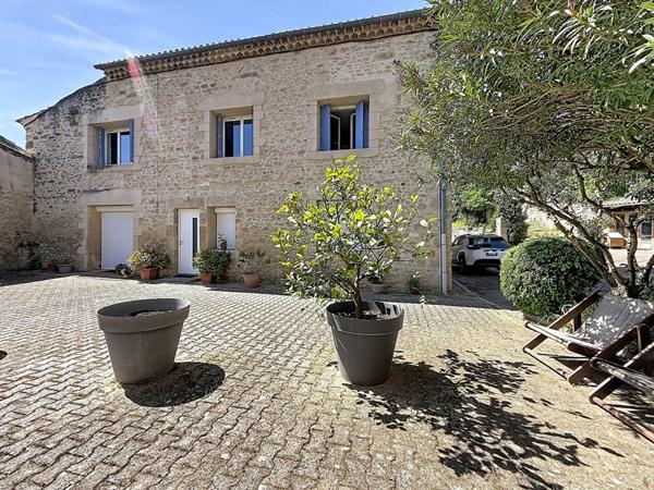 ETOILE Centre historique. Appartement 143 m² dans bâtisse en pierres