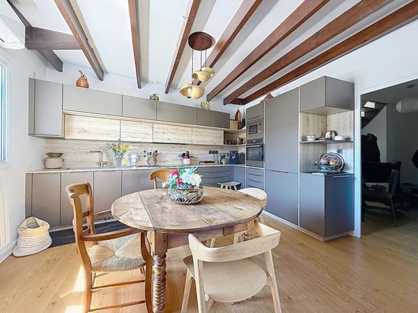 ETOILE Centre historique. Appartement 143 m² dans bâtisse en pierres