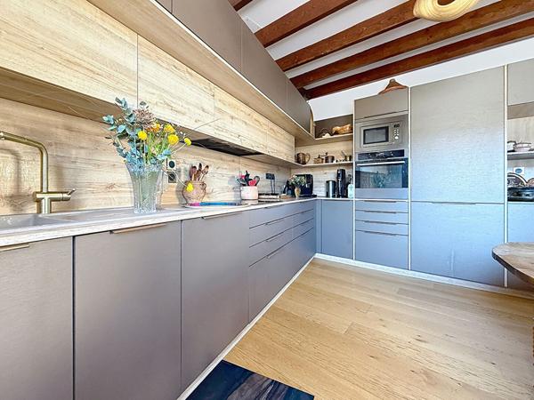 ETOILE Centre historique. Appartement 143 m² dans bâtisse en pierres