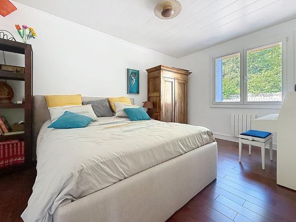 ETOILE Centre historique. Appartement 143 m² dans bâtisse en pierres