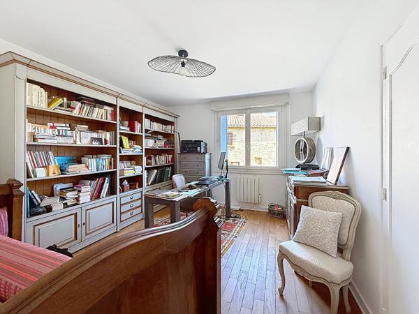 ETOILE Centre historique. Appartement 143 m² dans bâtisse en pierres