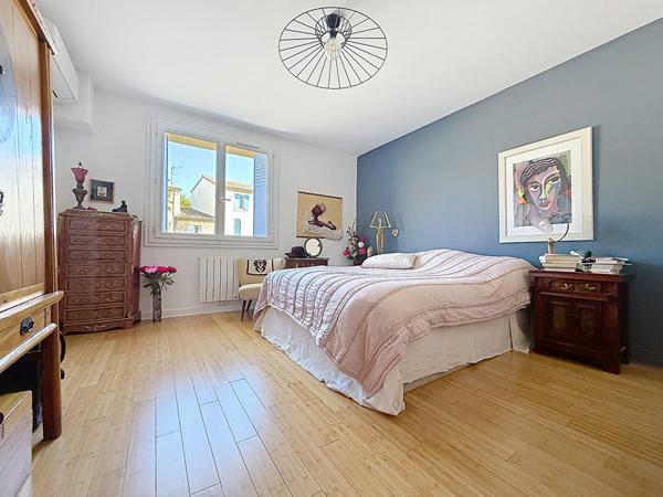 ETOILE Centre historique. Appartement 143 m² dans bâtisse en pierres