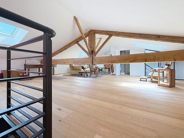ETOILE Centre historique. Appartement 143 m² dans bâtisse en pierres