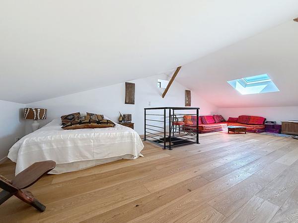 ETOILE Centre historique. Appartement 143 m² dans bâtisse en pierres