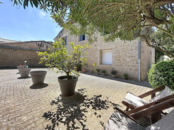 ETOILE Centre historique. Appartement 143 m² dans bâtisse en pierres