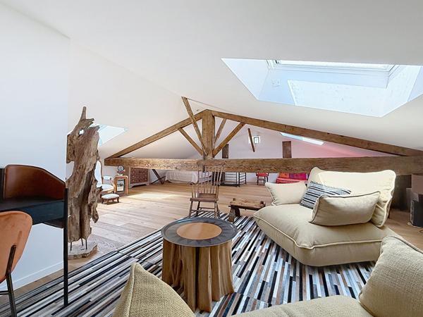 ETOILE Centre historique. Appartement 143 m² dans bâtisse en pierres
