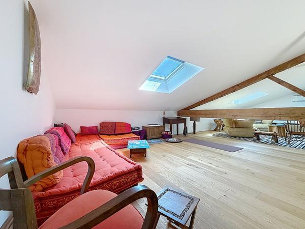 ETOILE Centre historique. Appartement 143 m² dans bâtisse en pierres