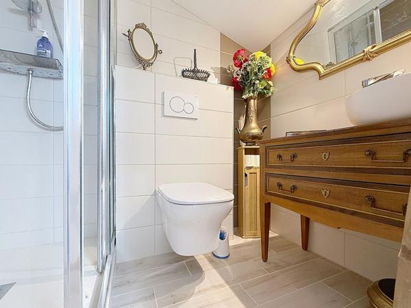 ETOILE Centre historique. Appartement 143 m² dans bâtisse en pierres