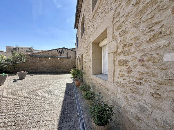 ETOILE Centre historique. Appartement 143 m² dans bâtisse en pierres