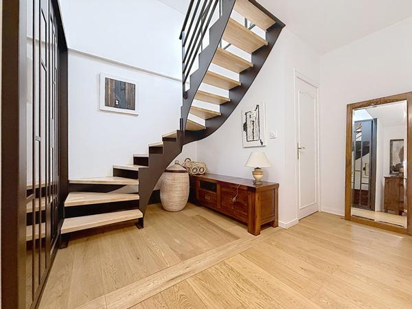 ETOILE Centre historique. Appartement 143 m² dans bâtisse en pierres