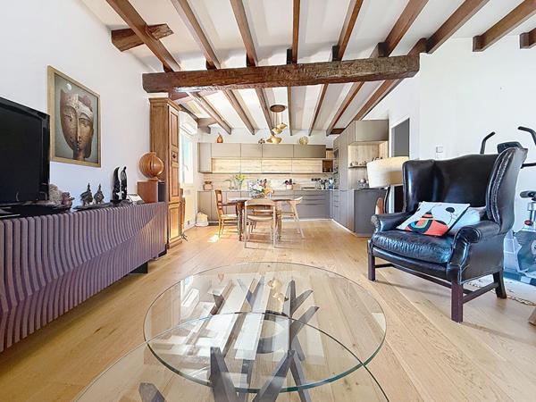 ETOILE Centre historique. Appartement 143 m² dans bâtisse en pierres