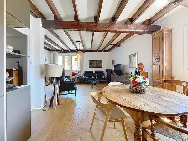 ETOILE Centre historique. Appartement 143 m² dans bâtisse en pierres