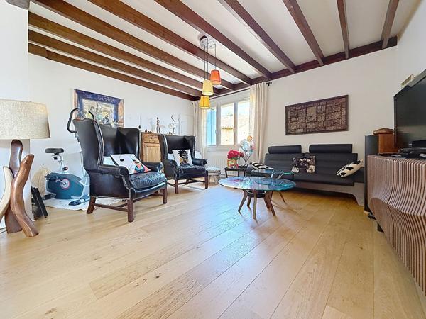 ETOILE Centre historique. Appartement 143 m² dans bâtisse en pierres
