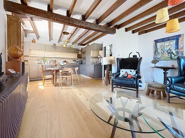 ETOILE Centre historique. Appartement 143 m² dans bâtisse en pierres