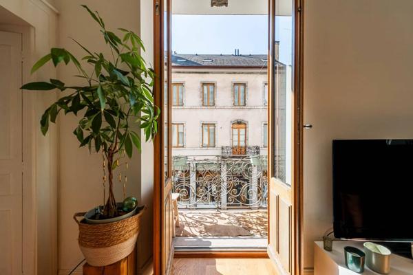 Annecy centre-ville T3 de charme rénové avec balcon.