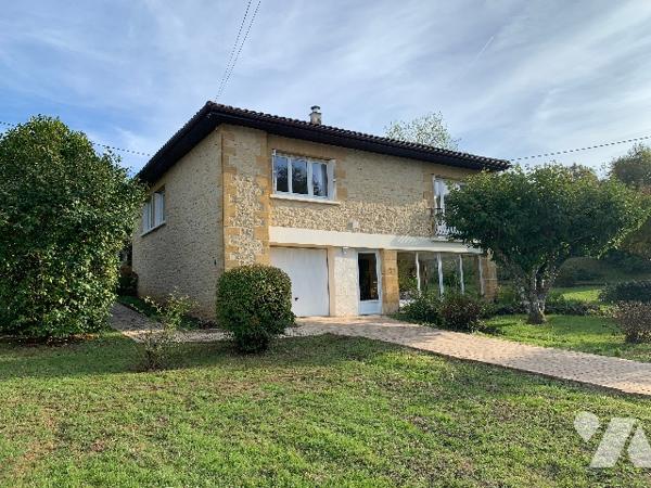 Maison de ville, avec véranda, un séjour double, une cuisine indépendante, deux chambres, un garage.