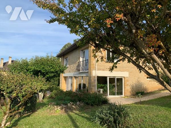 Maison de ville, avec véranda, un séjour double, une cuisine indépendante, deux chambres, un garage.