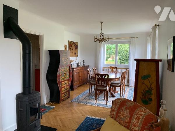 Maison de ville, avec véranda, un séjour double, une cuisine indépendante, deux chambres, un garage.