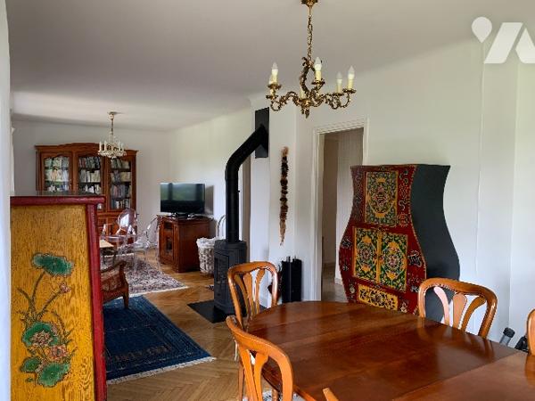 Maison de ville, avec véranda, un séjour double, une cuisine indépendante, deux chambres, un garage.